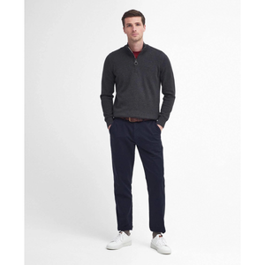 Navysiniset chinot yhdistettynä tummansiniseen villapaitaan ja valkoisiin tennareihin.