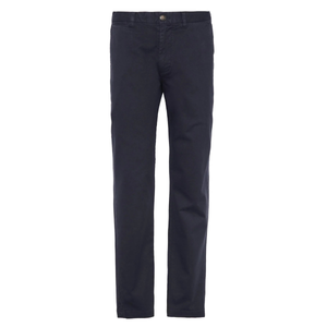 Barbour Washed Tailored Fit Trousers miesten chinot tuotekuvassa. Väri navy.