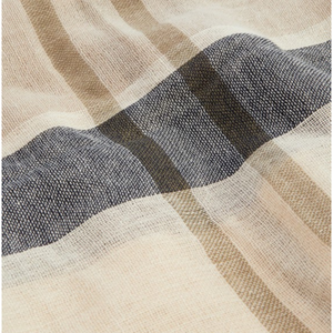 Vaaleasävyisessä huivissa on pääsävyinä hiekka ja navynsininen.