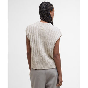 Neuleliivin niskassa on pieni metallinen Barbour -logolaatta.