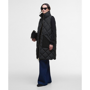 Kuvassa Barbourin pitkä toppaliivi jota voi käyttää esim. neuleiden päällä tai lisälämmikkeenä takin alla.