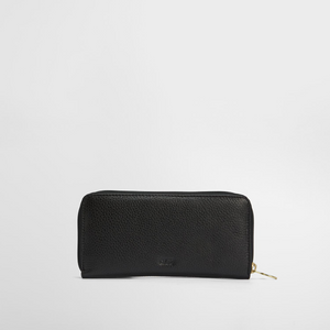 Tyylikkäässä nahkalompakossa on sisäänrakennettu RFID-suoja joka estää sähkömagneettisten signaalien luvattoman lukemisen.