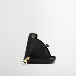 Vetoketjulla suljettavassa lompakossa on kaksi isoa lokeroa sekä vetoketjullinen sisälokero ja korttitaskuja.