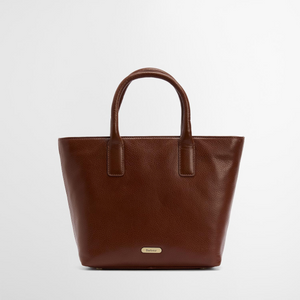 Laukussa on kaunis, metallinen logolaatta alaosassa.