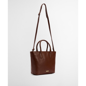 Irrotettava olkahihna mahdollistaa laukun kantamisen olalla tai crossbody -tyyliin.