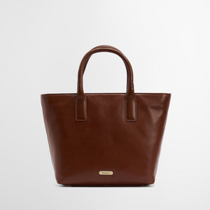 Tässä nahkaisessa laukussa on matta kullanvärinen logolaatta ja siistit kaksoiskahvat sekä irrotettava olkahihna.