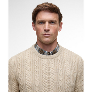 Tässä neulepaidassa on pyöreä pääntie ja se näyttää hyvältä kauluspaidan päälle puettuna.