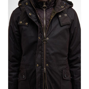 Cannich -takissa on tikkiliivimäinen etuosa joka suojaa rintaa viimalta.