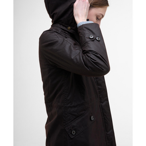 Barbour Cannich on klassinen, parkamallinen öljykangastakki jossa on takaa hieman pidempi helma.