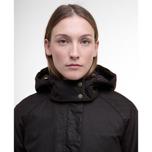 Cannich -takissa on nepparikiinnityksellä oleva huppu sekä myrskyläppä jolla kaulan saa suojattua tuulelta.