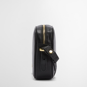 Laukussa on antiikkimessingin väriset metalliosat ja vetoketju.