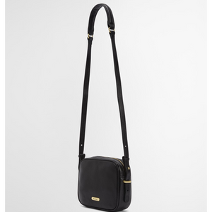 Kuvassa on klassinen musta naisten Barbour -nahkalaukku jossa on etupuolella pieni metallinen logolaatta.