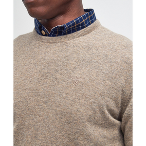 Tässä neulepaidassa on pyöreä pääntie.