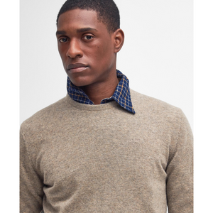 Neuleen kanssa on helppo yhdistellä kuviollisia tai yksivärisiä kauluspaitoja.