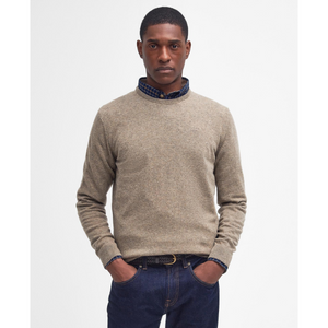 Miehen päällä oleva vaaleanruskea Essential Crew Neck Jumper sopii hyvin esim. farkkujen kanssa.