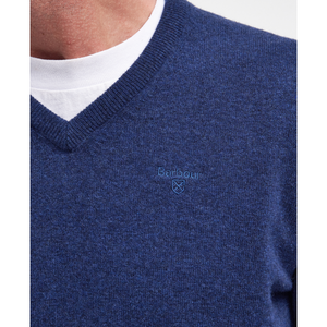 Neulepaidan rintaan on kirjailtu pieni Barbour-logo.