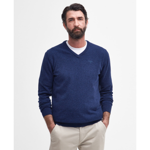 Kuvassa miehellä on sininen, v-aukkoinen Barbourin villaneule.