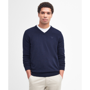 Kuvassa miehen päällä on Barbourin klassinen V-Neck neulepaita tummansinisenä.