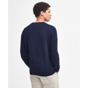 Tämä Barbourin klassinen neulepaita sopii käytettäväksi niin farkkujen, chinojen kuin puvun housujenkin kanssa.