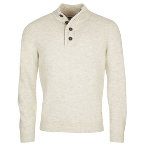 Kuvassa on luonnonvalkoinen Barbourin merinovillaneule jossa on kauluksessa vetoketju sekä nappilista.