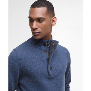 Kauluksen sisäpuoli on harmaa ja siinä on vetoketju sekä nappikiinnitys.