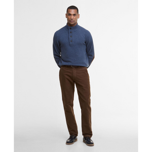 Tässä merinovillaisessa neulepaidassa on korkea, nappikiinnitteinen kaulus.