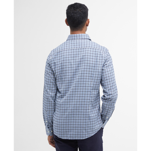 Kuvassa näkyy että paidassa on takaa hiukan pyöristetty helma.