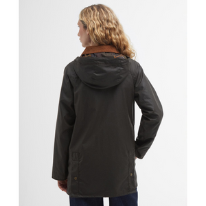 Takissa on irrotettava huppu ja takana napilla suljettavat halkiot.