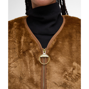 Kuvan Karin tekoturkisliivissä on näyttävä vetoketju.