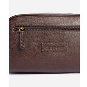 Toilettilaukussa on etupuolella ulkopuolinen vetoketjutasku sekä kohokuvioitu Barbour logo.