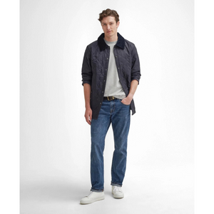 Tämä on Barbourin Country -malliston takki joten mitoitus on väljä.