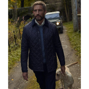 Edessä on nepparikiinnitys joka suojaa tuulelta ja sateelta.