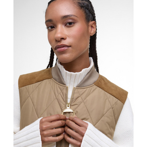 Lydia toppaliivissä on näyttävä kullanvärinen vetoketjun suljin.