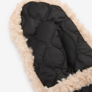 Kuvassa on Barbour Marnie vedenpitävät, keinoturkiksella vuoratut naisten lapaset.