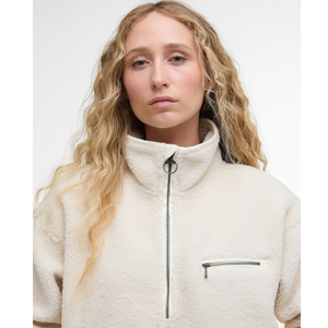 Naisen päällä olevassa Mersea fleecetakissa on puolivetoketju sekä vetkoketjullinen rintatasku.