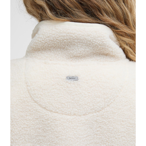 Kuvan Barbour Mersea -pörröfleecen niskassa on pieni metallinen logomerkki.