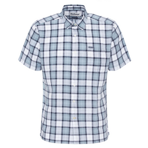 Kuvassa on Barbourin Midfield lyhythihainen kauluspaita jossa on klassinen tartan-kuosi sinivihreässä sävyssä.
