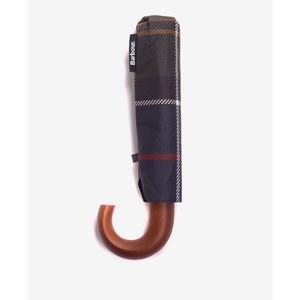 Sateenvarjo on pakattu kätevään suojapussiin ja se mahtuu pieneen tilaan.