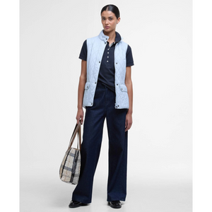 Liivi on helppo yhdistää monenlaisiin vaatteisiin.