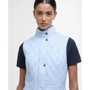 Liivin vetoketju peittyy tyylikkään nappilistan alle ja liivin korkeat kaulukset suojaavat kylmältä viimalta.