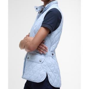 Liivissä on edessä kaksi nepparikiinnityksellä olevaa taskua, joista toisessa on hillitty Barbourin brodeerattu logo.