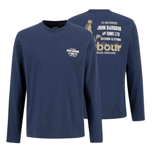 Kuvassa näkyy paidan rinnassa oleva pieni painatus sekä selässä oleva suuri koira-aiheinen grafiikka.