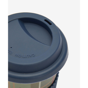 Silikonikansi pitää juoman lämpimänä ja siitä on mukava juoda.