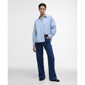 Paidan siluetti on rento ja raikas.