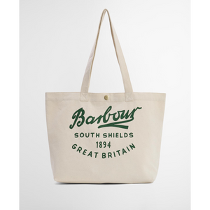 Kassissa on suuri, vihreä Barbour -aiheinen painatus ja se on valmistettu luonnonvalkoisesta puuvillakankaasta.