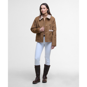 Takissa on vasemmassa rinnassa tyylikäs metallinen D-rengaskoriste ja taskuissa ja kauluksessa on käytetty teddyfleece -kangasta.