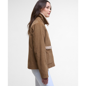 Vakosamettitakissa on kevyt toppaus ja mitoitus on rennon väljää.