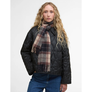 Klassinen villahuivi sopii hyvin esim. tikkitakin ja öljykangastakin kaveriksi.