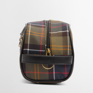 Toilettilaukun toisessa päässä on kätevä kantokahva.