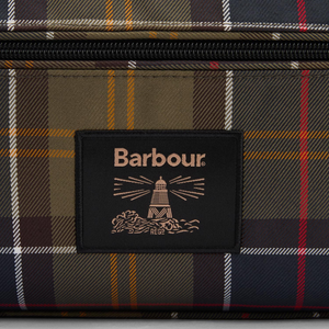 Laukun etupuolelle on ommeltu Barbourin logo.